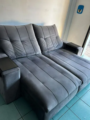 Sofá retrátil e reclinável em veludo impecável e auto conforto entrego