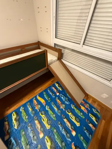 50% off - Cama infantil + colchão com escorregador
