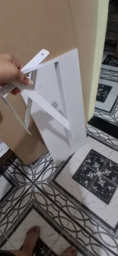 Prateleira com mãos francesas serve como mesa