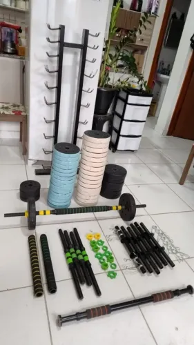 kit fitness anilhas, halteres, barra fixa de porta, torre halteres