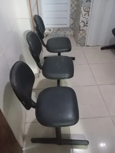 Vendo uma cadeiras longarinas de três lugares 