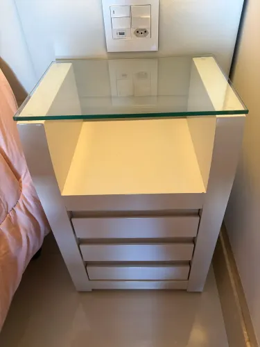 Criado cor fendi com tampo de vidro 40x60cm/ 3 gavetas