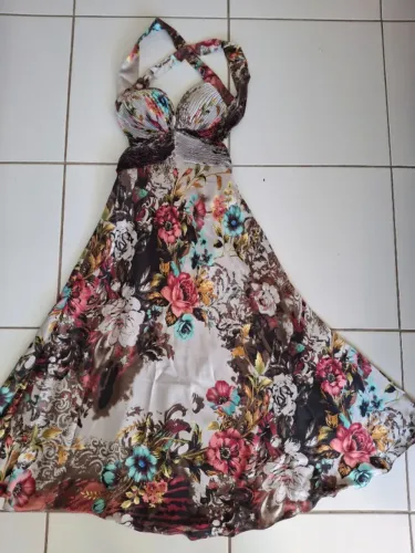 Vestidos variados de festa em perfeito estado.Tamanho M