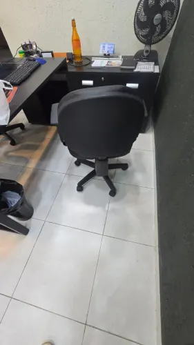 1 Cadeira Executiva Plus braços reguláveis, mecanismo Backplax, 5 rodízios. Possuo 18X