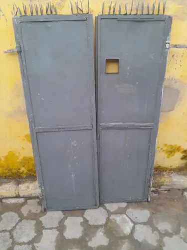 Portão ferro galvanizado 1,90 95 cm perfeito estado ferrolho e batedor no lugar