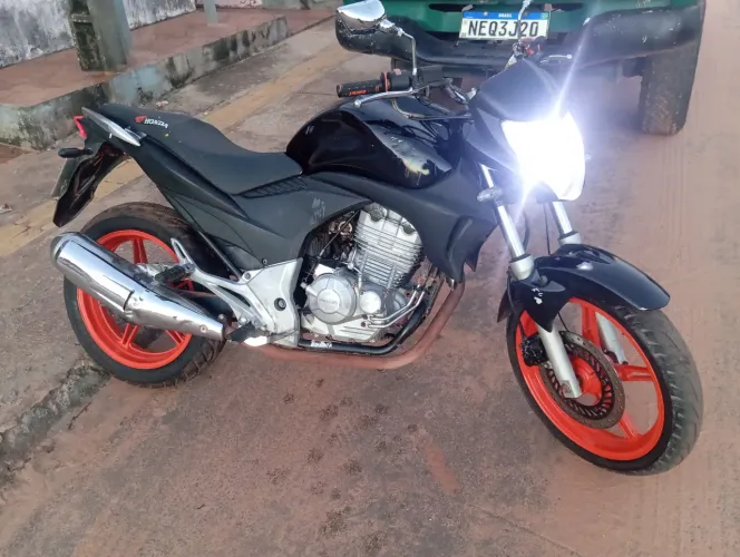 vendo  cb 2010 boa de motor *26  negociável TD certo