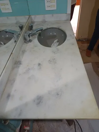 Bancada de mármore branco usada com cuba cinza 