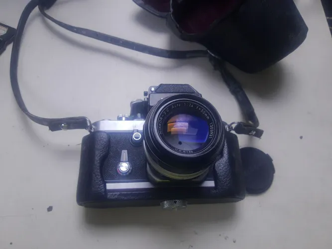 Camera fotográfica analógica Nikon F2 com lente