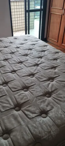 Cama king com Box Seminova