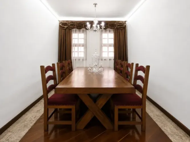 Mesa de Jantar em Madeira Nobre com 8 Cadeiras Estofadas
