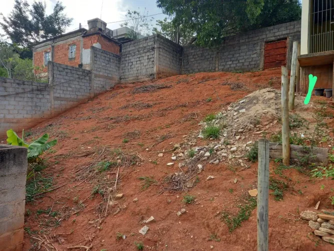 Vendo terreno Bairro valão por cima do campo de futebol, aceito carro também