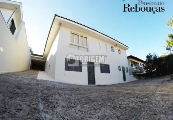 Casa com 7 quartos qusse em frente ao Tenis do Clube Curitibano
