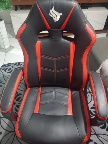 Vendo cadeira gamer Pichau vermelha e preta usada