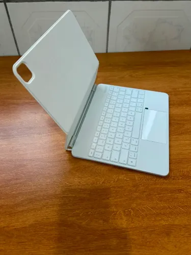 ? Capa Teclado Magnética para iPad 13 - Bluetooth com Trackpad