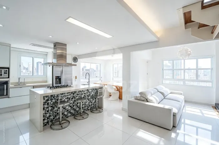 Duplex 104m² no The One Cambuí, 2 dormitórios, 2 vagas e alto padrão em Campinas