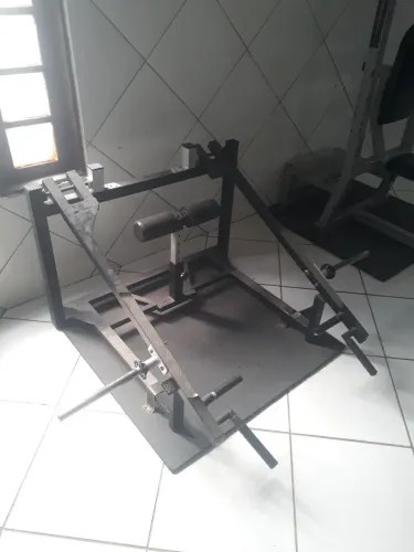 Máquina de academia, agachamento búlgaro.