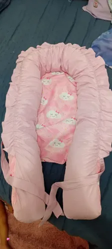 Ninho redutor de berço ou cama partilhada usado pouco. Cor rosa com almofada