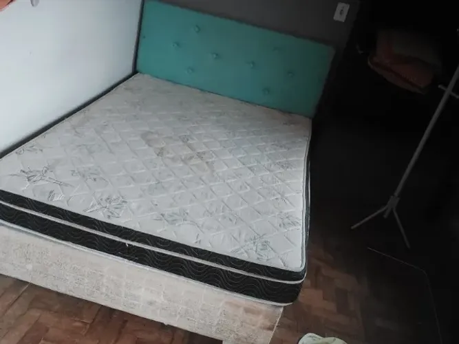Cama de casa com cabeceira 