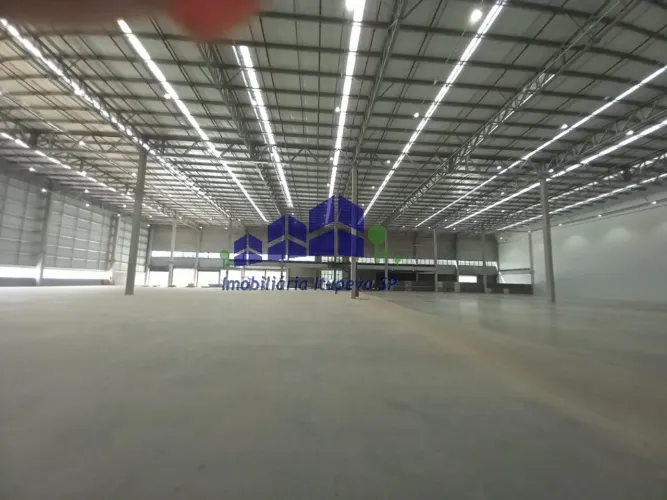 Galpão para locação no Distrito Industrial dos Pires em Extrema-MG: 4 salas, 4 banheiros,