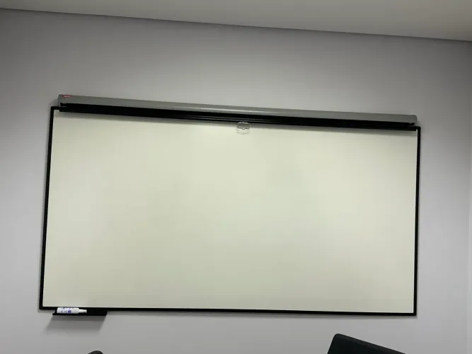 Tela retrátil de projeção manual e lousa
