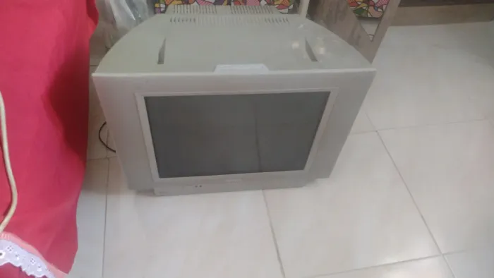 Vendo uma tv para retirar peças