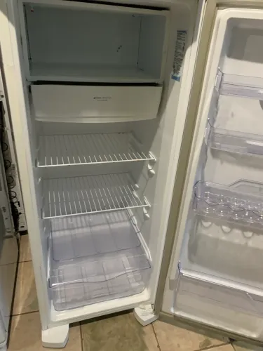 Vendo essa geladeira semi nova Electrolux