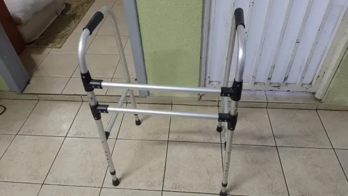 Andador adulto, regulável, articulado e dobrrável