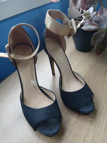 PEEP-TOE CECCONNELO PRETO E DOURADO