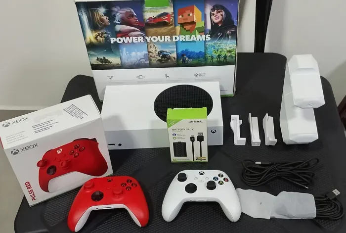 Xbox Séries S Impecável (na Caixa) + 2 Controles a bateria + Acessórios