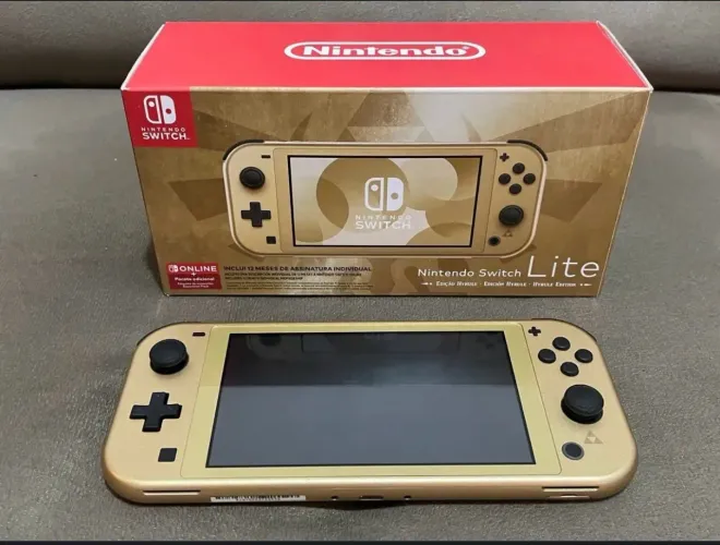 Nintendo Switch Lite - Zelda - USADO + Jogo físico Zelda BOTW - USADO