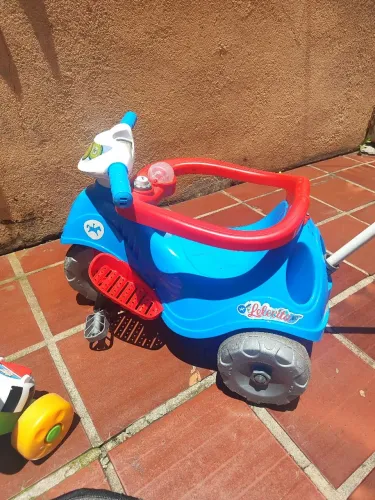 Triciclo azul calescita com empurrador