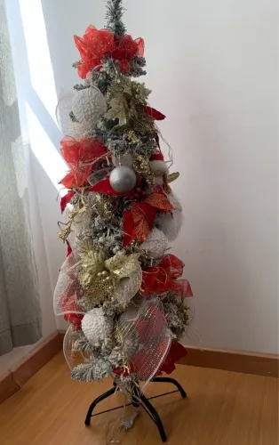 Árvore de Natal montada com luzes