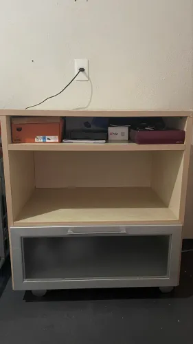 Serve como cômoda e armário 