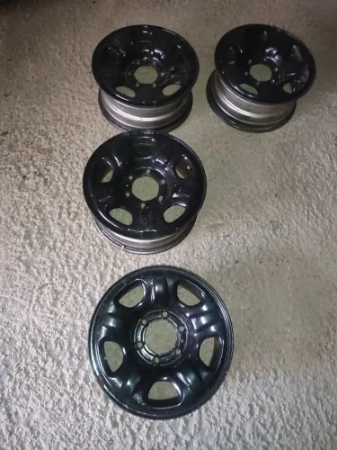 Vendo quatro rodas de ferro da S10 seis furos 