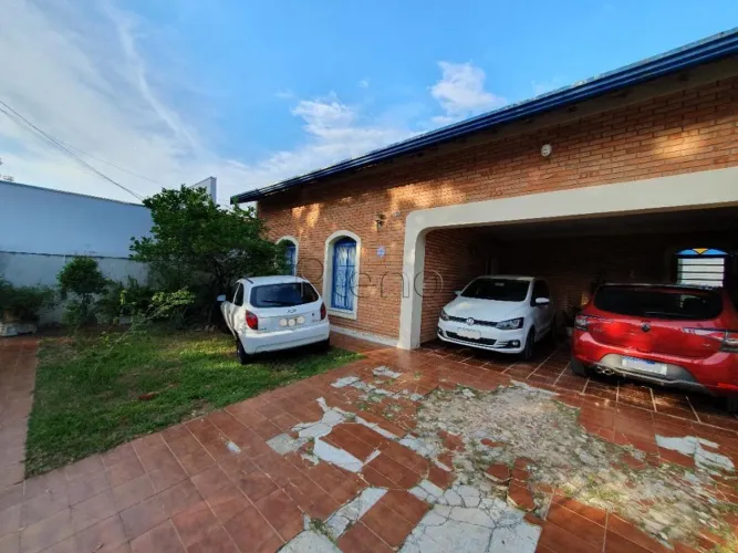 Casa à venda com 3 quartos no Parque São Quirino, Campinas.
