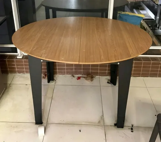 vendo mesa de madeira ?