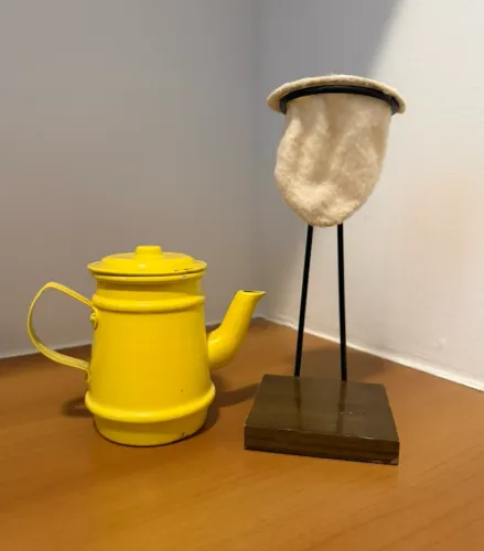 Conjunto Decorativo Vintage - Mini Bule Esmaltado + Coador de Café de Pano