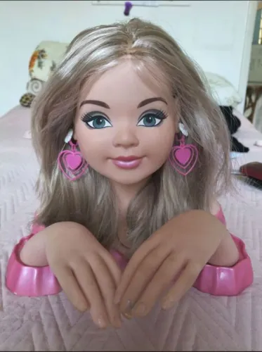 Boneca com busto unhas e cabelo para maquiar pentear e enfeitar.