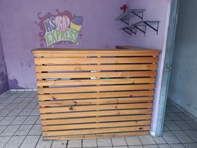 Balcão+ prateleiras+ quadros