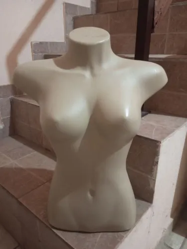 Manequim feminino meio corpo