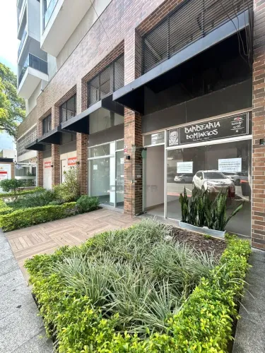 Loja no San Pietro, Praia do Suá - 33 a 66m², pé direito duplo, porcelanato
