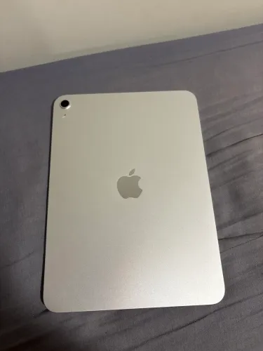 iPad A16 128GB semi novo, saúde 100%, acompanha caneta, pouco uso e impecável.