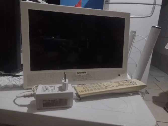 Vende-se TV Semp Toshiba HDMI 14 polegadas 12W.