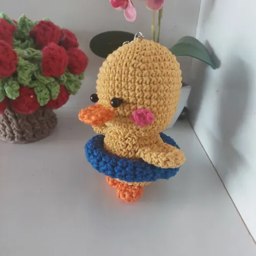 Chaveiro de patinho em crochê amigurumi 