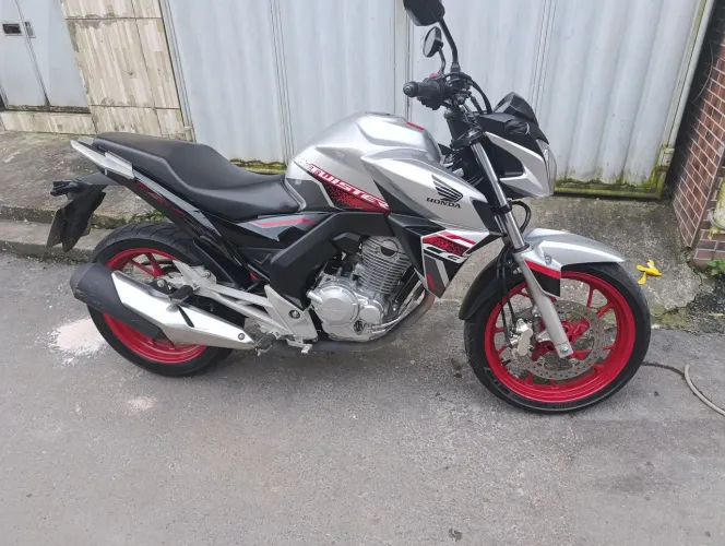 Honda 250 apenas 11 mil km chama no ZAP *