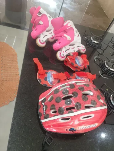 Patins com capacete e joelheira e
