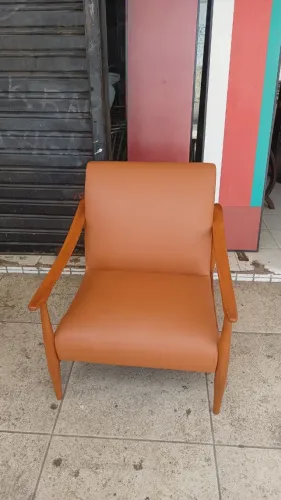 Poltrona de Design Mid-Century (Madeira Maciça e Courino Caramelo)