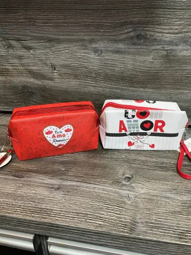 2 Necessaires: EU TE AMO, COM AMOR