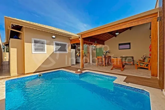 CASA à venda com piscina e 3 quartos em Peruíbe, no bairro Balneario Barra de Jangada