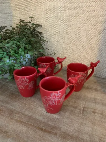 4 Canecas em cerâmica - alça passarinho e desenho de flores 